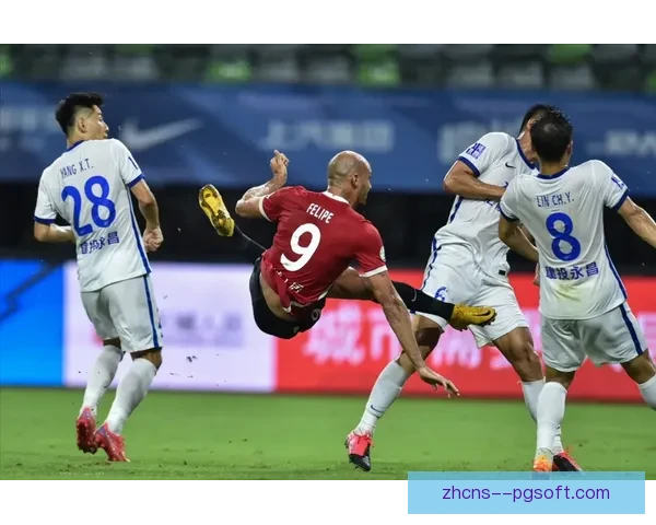 费利佩在成都蓉城前场展现强大支点作用 多次倒钩破门成比赛亮点